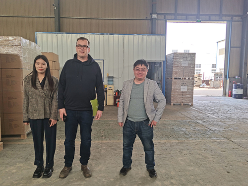 Latest company news about I clienti americani visitano la fabbrica e negoziano la cooperazione.