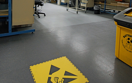 Piastrelle antistatiche per pavimenti di classe Bfl piastrelle per pavimenti interlaccianti ESD a tessitura di 6,5 mm