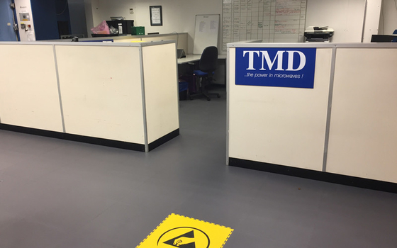 Classificazione del fuoco 6,5 mm Piastrelle per pavimenti ESD Piastrelle per pavimenti PVC conduttive Colore grigio chiaro
